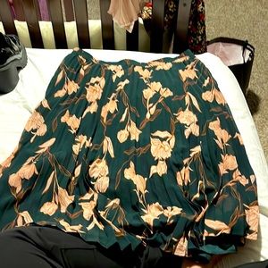 Pleated dark green and burnt orange skirt xxl a new day. Excellent condition.